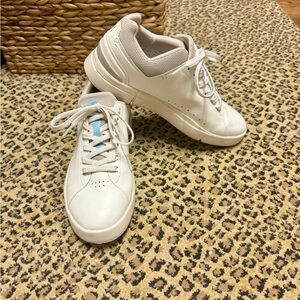 On Womens Running On Cloud The Roger Advantage Sneakers White‎ 9.5, barely worn